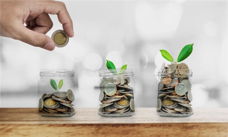 Räcka att sätta myntet i glasflaskor med växter som glöder, sparande pengar, investering och hushålla begreppet