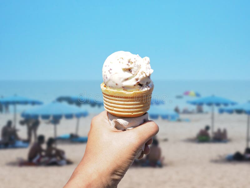 Räcka den hållande kotten för glass för chokladchiper den varma sommardagen royaltyfria bilder Räcka den hållande kotten för glass för chokladchiper den varma sommardagen royaltyfria bilder