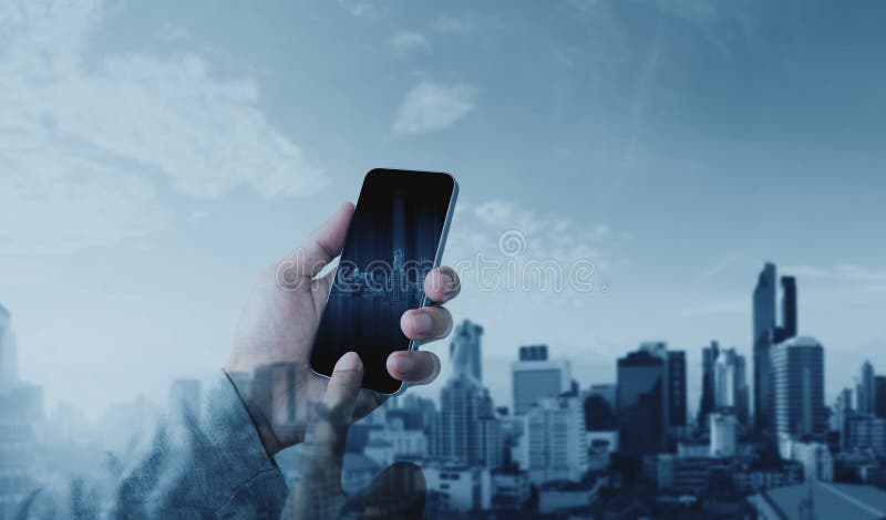 Räcka genom att använda mobilen den smarta telefonen med modern stadsbakgrund för dubbel exponering, kommunikations- och för nätv arkivbilder Räcka genom att använda mobilen den smarta telefonen med modern stadsbakgrund för dubbel exponering, kommunikations- och för nätv arkivbilder