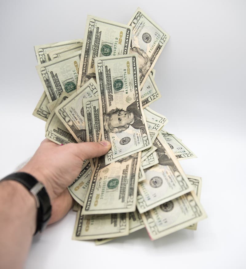 Räcka hållande pengar, amerikan tjugo dollar räkningar på en vitbac arkivbilder