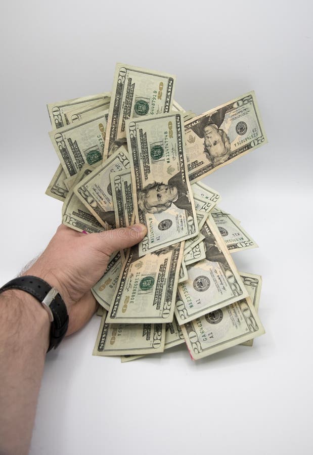 Räcka hållande pengar, amerikan tjugo dollar räkningar på en vitbac arkivbild