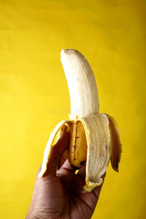 Räcka innehav en banan royaltyfri bild Räcka innehav en banan royaltyfri bild