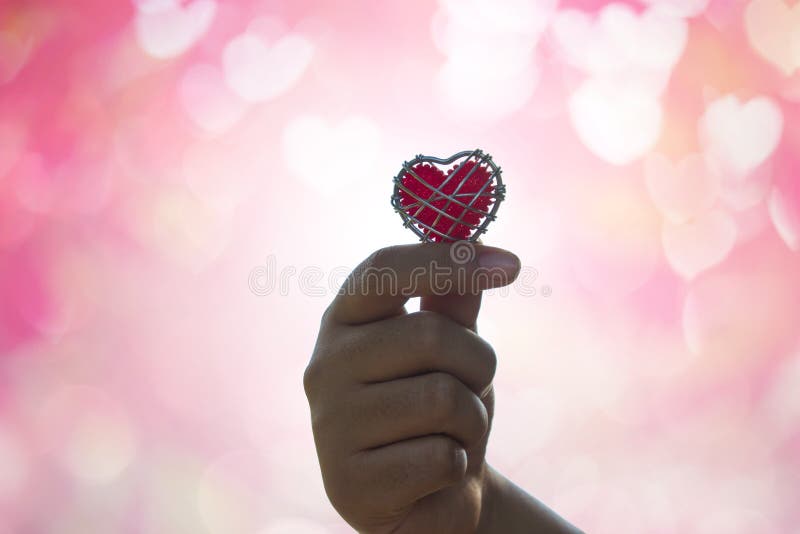 Räcka sparar förälskelsevännen eller ger valentin gåvan under varm li arkivbild Räcka sparar förälskelsevännen eller ger valentin gåvan under varm li arkivbild