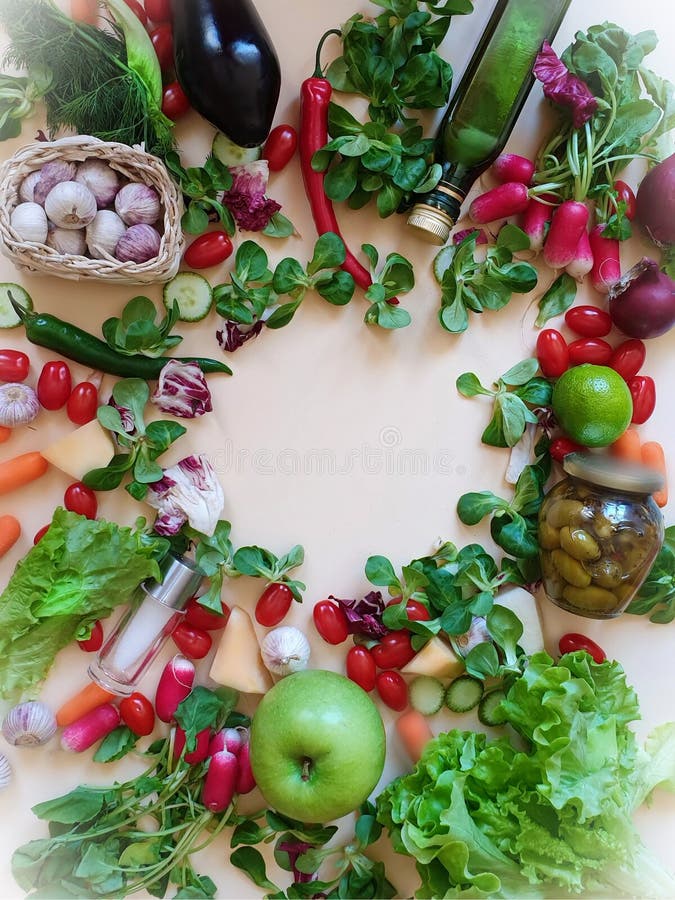 Rädisan för aubergine för dill för persilja för vitlök för löken för den gröna tomaten för salat för röd peppar för royaltyfri foto Rädisan för aubergine för dill för persilja för vitlök för löken för den gröna tomaten för salat för röd peppar för royaltyfri foto