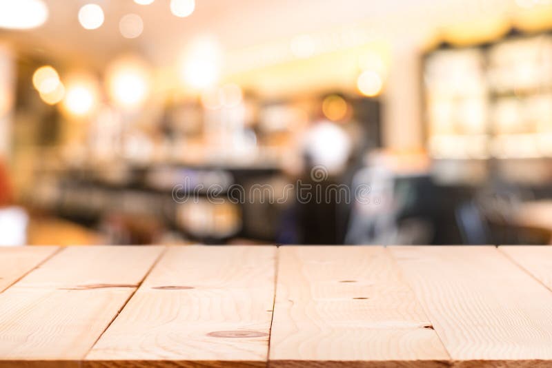 Räknare för tabellöverkant med suddigt folk i restaurangkafébackgro fotografering för bildbyråer Räknare för tabellöverkant med suddigt folk i restaurangkafébackgro fotografering för bildbyråer