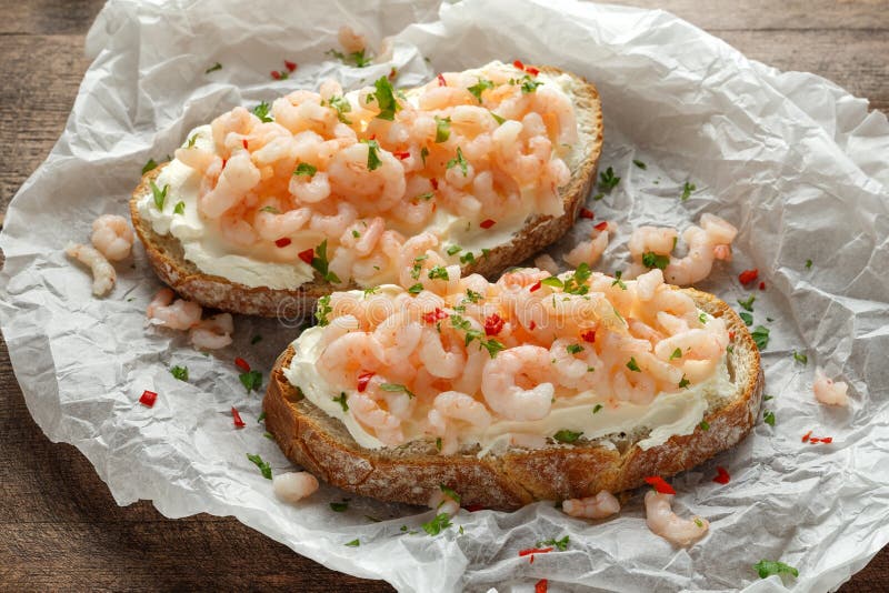 Räkor, havs- bruschetta för räka med krämig ost, persilja och chili fotografering för bildbyråer Räkor, havs- bruschetta för räka med krämig ost, persilja och chili fotografering för bildbyråer
