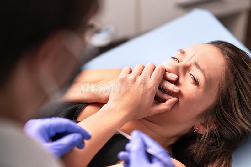 Rätt av tandläkare eller skräck av doktorn Förskräckt och nervös patient i sjukhus Yrkesfel eller att fejka doktorsbegrepp royaltyfri bild Rätt av tandläkare eller skräck av doktorn Förskräckt och nervös patient i sjukhus Yrkesfel eller att fejka doktorsbegrepp royaltyfri bild