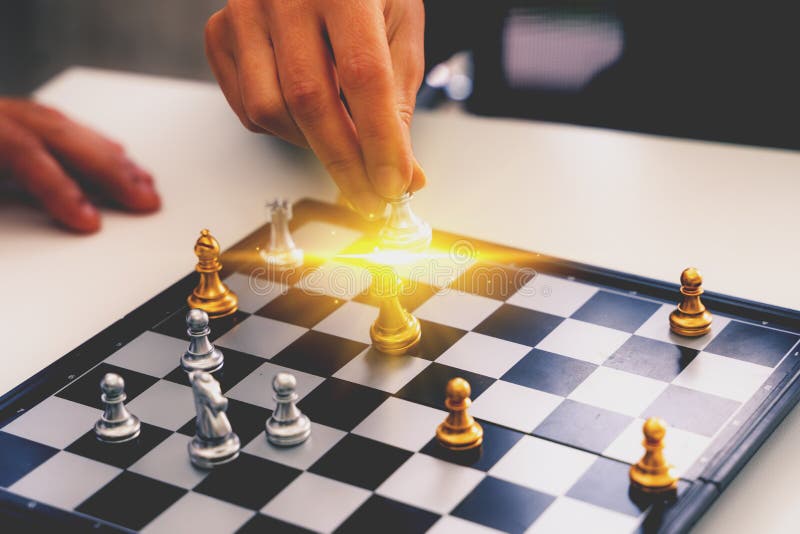ręka biznesmen poruszająca szachowa postać w turniejowej sukces sztuce strategii, zarządzania lub przywódctwo pojęcie, zdjęcie royalty free ręka biznesmen poruszająca szachowa postać w turniejowej sukces sztuce strategii, zarządzania lub przywódctwo pojęcie, zdjęcie royalty free