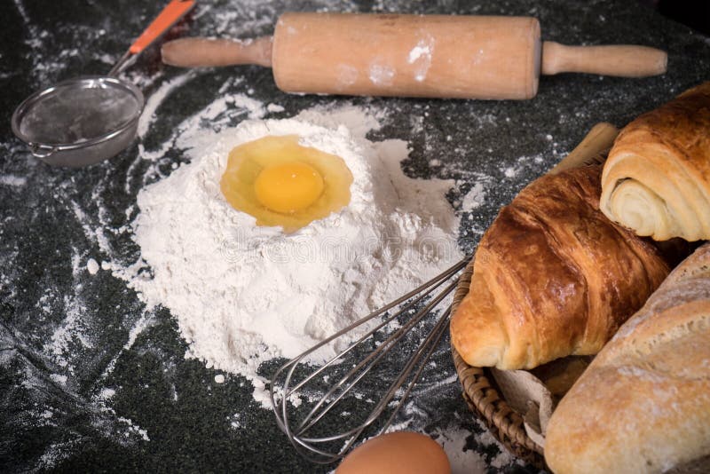 Rå deg för bröd med ingredienser på svart bakgrund, överkant VI royaltyfria foton Rå deg för bröd med ingredienser på svart bakgrund, överkant VI royaltyfria foton
