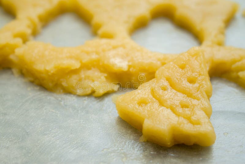 Rå deg för julkakor för barn som gör pepparkakan i form av närbilden för granträd Recept av fest för nytt år hemlagat arkivfoto Rå deg för julkakor för barn som gör pepparkakan i form av närbilden för granträd Recept av fest för nytt år hemlagat arkivfoto