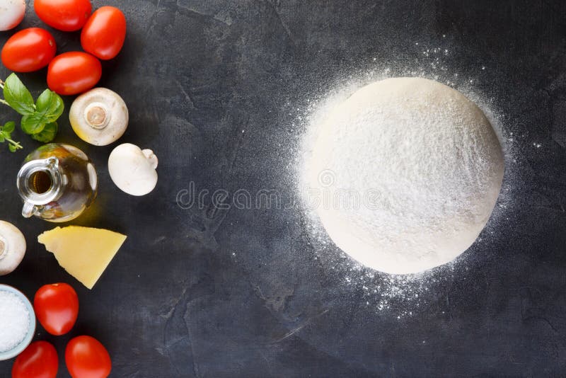 Rå degförberedelse av pizza med ingrediensen royaltyfri foto Rå degförberedelse av pizza med ingrediensen royaltyfri foto