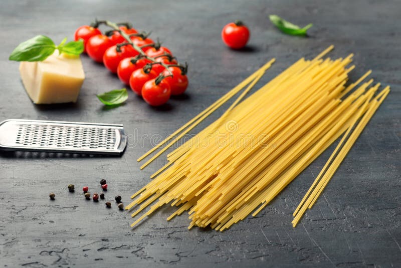 Rå italiensk spagetti med ingredienser för att laga mat klassiska Itali royaltyfri fotografi Rå italiensk spagetti med ingredienser för att laga mat klassiska Itali royaltyfri fotografi