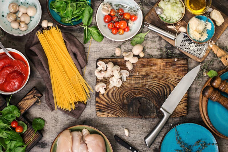 Rå italiensk spagetti och ingredienser för att laga mat pasta royaltyfria foton Rå italiensk spagetti och ingredienser för att laga mat pasta royaltyfria foton