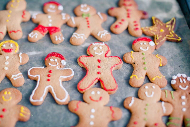 Rå pepparkakamän med glasyr på en bakplåt royaltyfria foton Rå pepparkakamän med glasyr på en bakplåt royaltyfria foton