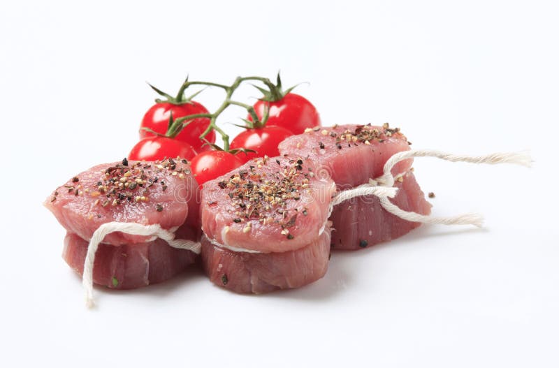 Rå pork för filetmignons. Tomater för pork för filetmignons rå röda