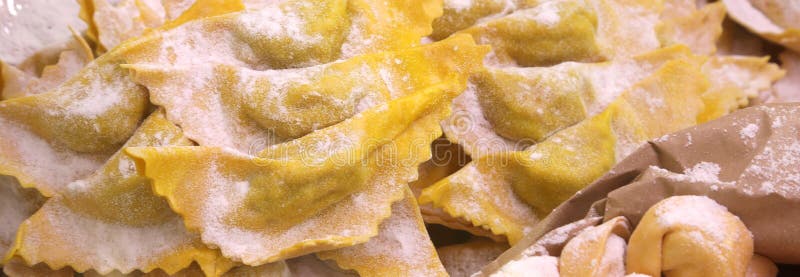 rå ravioli som göras med nya till salu ägg och mjöl arkivbild rå ravioli som göras med nya till salu ägg och mjöl arkivbild