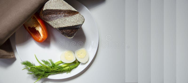 Rågbröd, ägg och peppar på en vit bakgrund royaltyfri foto Rågbröd, ägg och peppar på en vit bakgrund royaltyfri foto