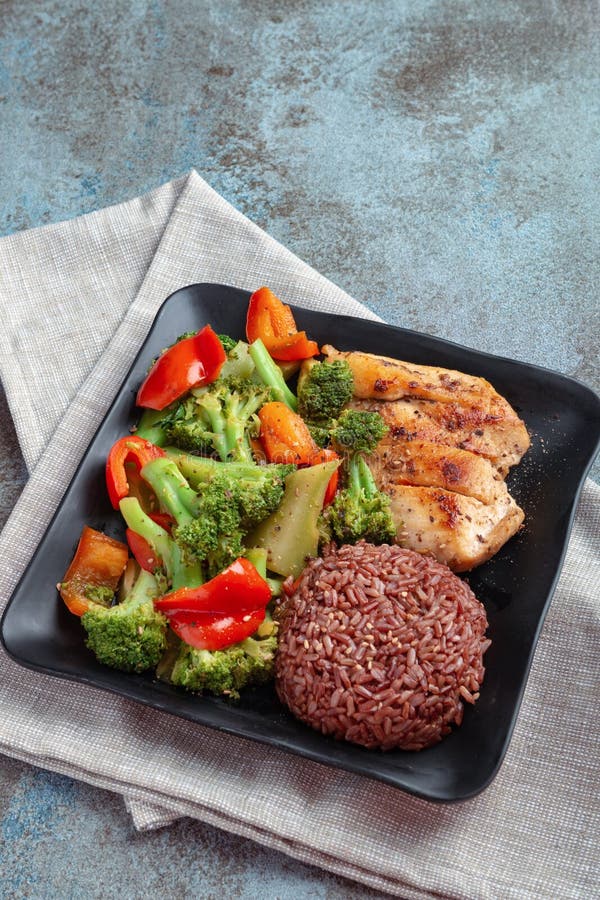 Råriers med gallerhönabröstet och broccoli med spansk pepparsallad royaltyfri bild Råriers med gallerhönabröstet och broccoli med spansk pepparsallad royaltyfri bild