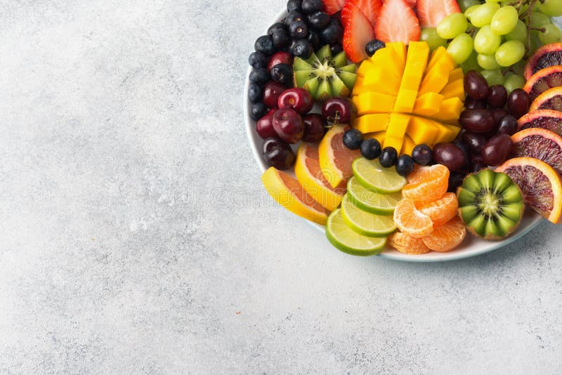 Rått fruktbäruppläggningsfat royaltyfri fotografi Rått fruktbäruppläggningsfat royaltyfri fotografi