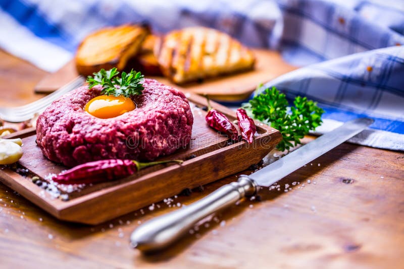 rått nötkött Smaklig tartarbiffstek Klassisk tartarbiffstek på träb royaltyfri bild rått nötkött Smaklig tartarbiffstek Klassisk tartarbiffstek på träb royaltyfri bild