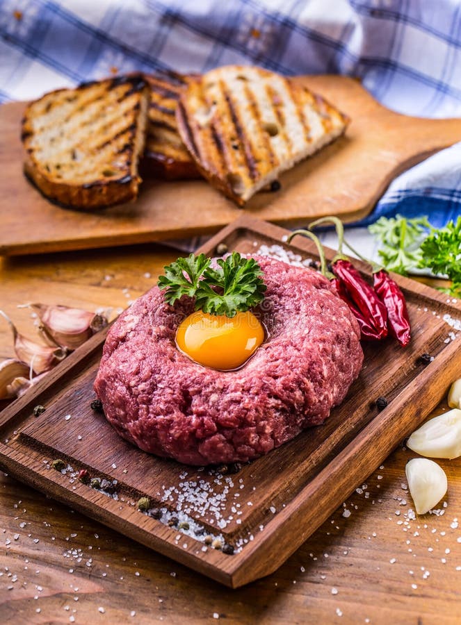 rått nötkött Smaklig tartarbiffstek Klassisk tartarbiffstek på träb fotografering för bildbyråer rått nötkött Smaklig tartarbiffstek Klassisk tartarbiffstek på träb fotografering för bildbyråer