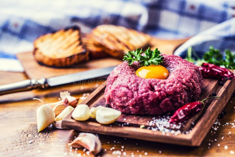 rått nötkött Smaklig tartarbiffstek Klassisk tartarbiffstek på träb arkivbild rått nötkött Smaklig tartarbiffstek Klassisk tartarbiffstek på träb arkivbild