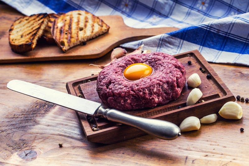 rått nötkött Smaklig tartarbiffstek Klassisk tartarbiffstek på träb royaltyfria foton rått nötkött Smaklig tartarbiffstek Klassisk tartarbiffstek på träb royaltyfria foton