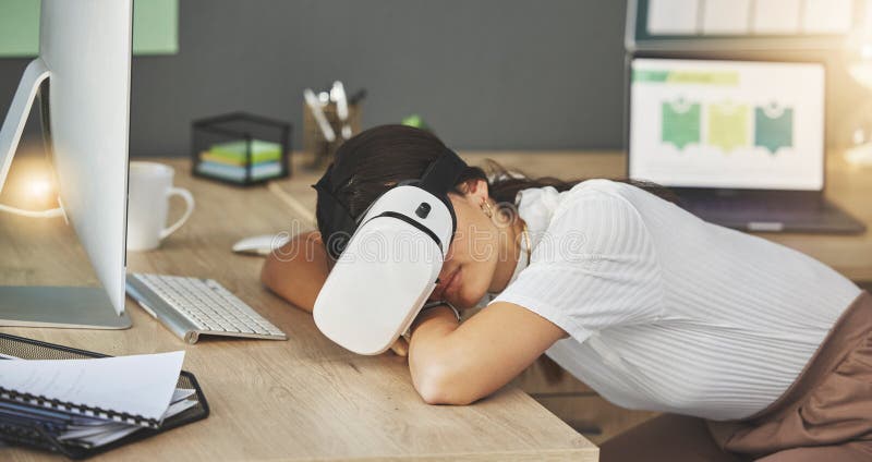 Réalité virtuelle fatiguée ou femme d'affaires au bureau dormant à metaverse avec technologie numérique pour la sieste. fatigue photo libre de droits
