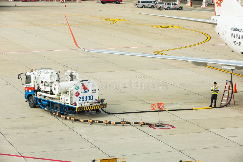 Réapprovisionnez en combustible le camion pour le remplissage underwing photos stock Réapprovisionnez en combustible le camion pour le remplissage underwing photos stock