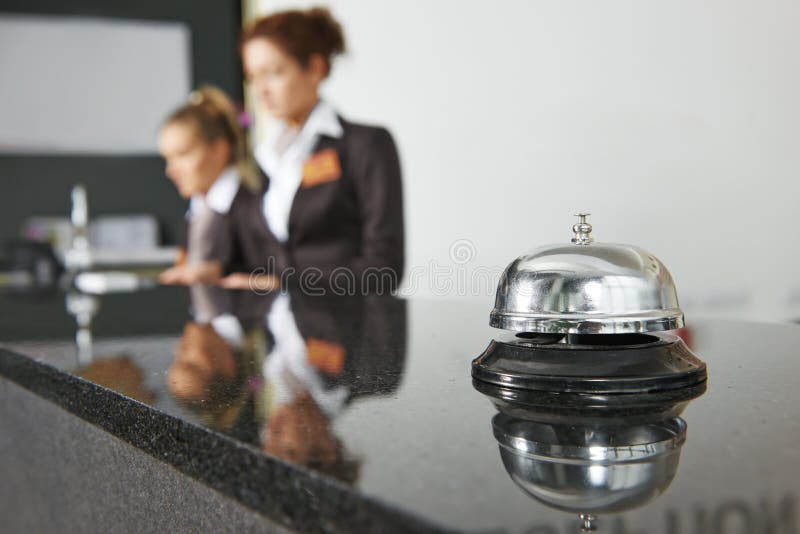 Réception d'hôtel avec la cloche