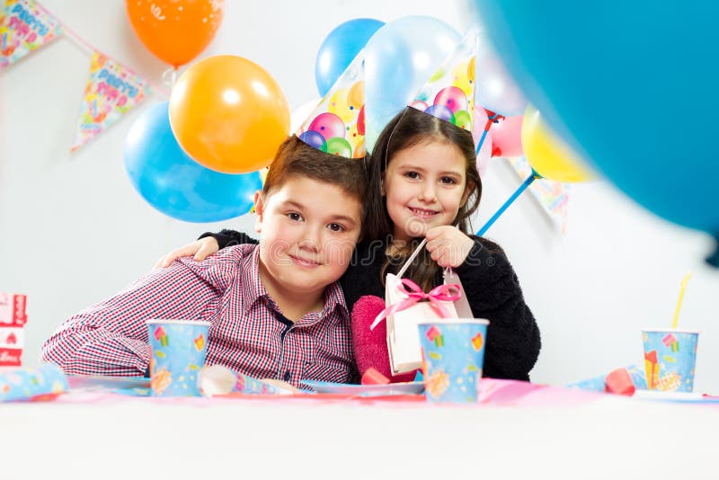 Réception de joyeux anniversaire d'enfants photographie stock libre de droits Réception de joyeux anniversaire d'enfants photographie stock libre de droits