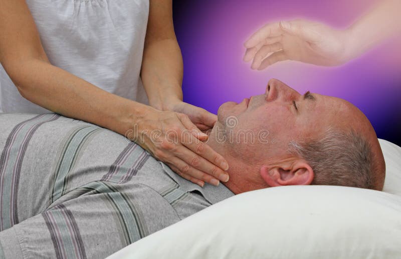 Réception de l'aide spirituelle pendant une session curative images libres de droits Réception de l'aide spirituelle pendant une session curative images libres de droits