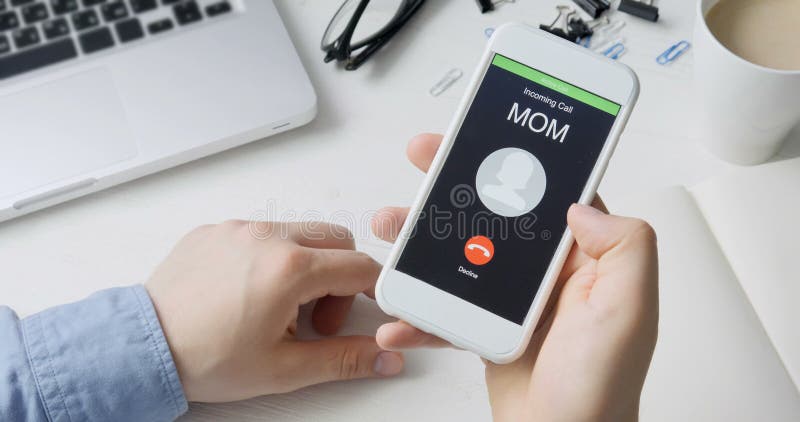 Réception de l'appel téléphonique de la maman et acceptation Concept de communication mobile Se reposer au bureau
