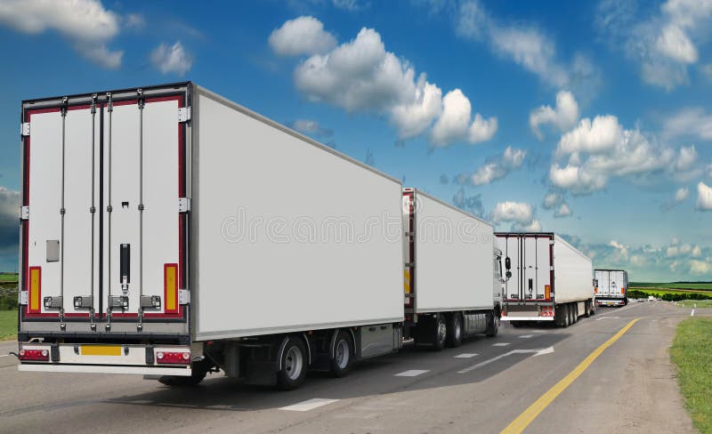 Récipient sur la grande route charges de transport image stock Récipient sur la grande route charges de transport image stock