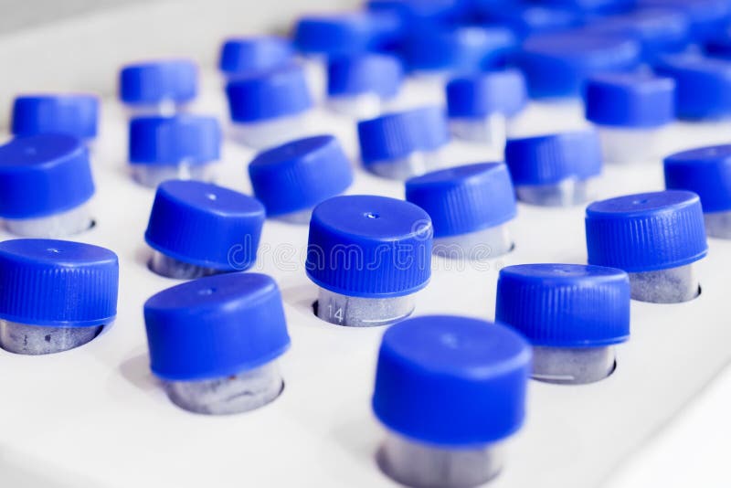 Récipients en plastique pour des échantillons images stock Récipients en plastique pour des échantillons images stock