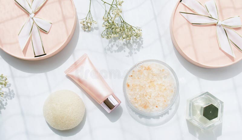 Récipients roses cosmétiques de bouteille avec le ruban et les boîte-cadeau photographie stock libre de droits Récipients roses cosmétiques de bouteille avec le ruban et les boîte-cadeau photographie stock libre de droits