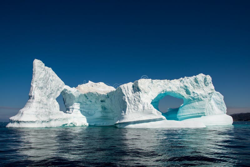 Réflexion d'iceberg Grand mur avec de l'eau la voûte et immobile image stock Réflexion d'iceberg Grand mur avec de l'eau la voûte et immobile image stock