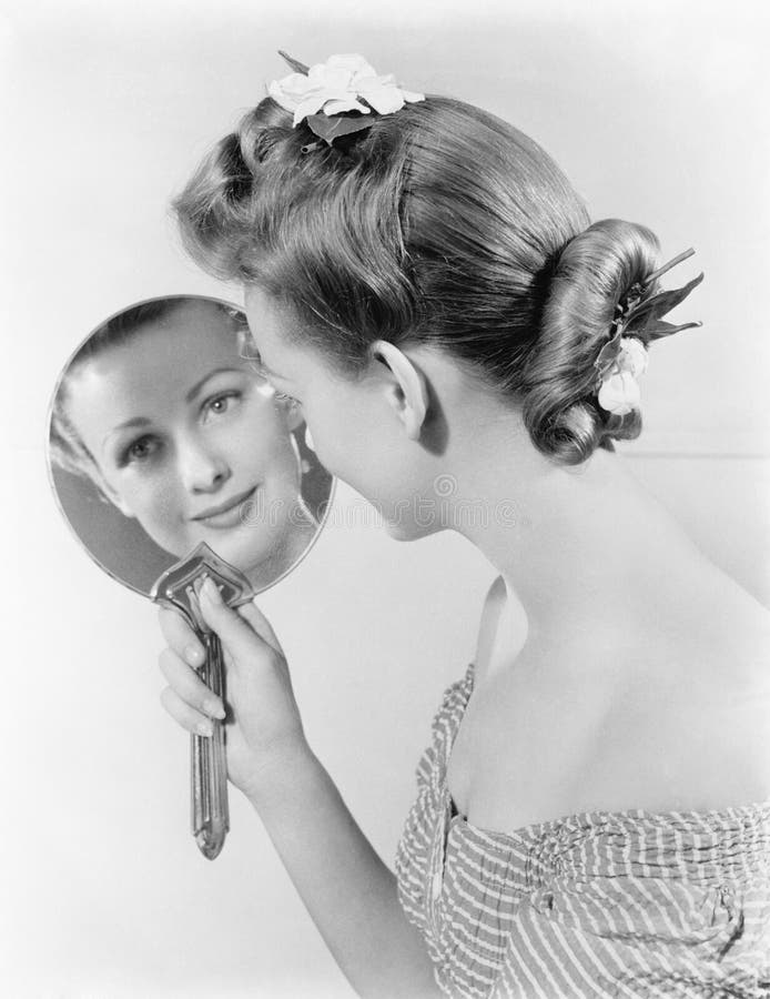 Réflexion d'une jeune femme, regardant dans un miroir (toutes les personnes représentées ne sont pas plus long vivantes et aucun