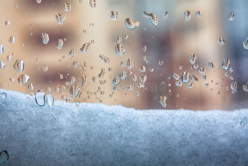 Réflexion dans les baisses de l'eau. Baisses de neige et d'eau sur les fenêtres
