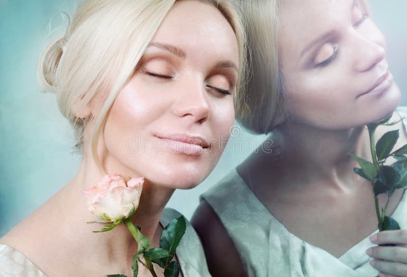 Réflexion de jeune femme tendre sensuelle d'élégance dans le miroir photo libre de droits Réflexion de jeune femme tendre sensuelle d'élégance dans le miroir photo libre de droits