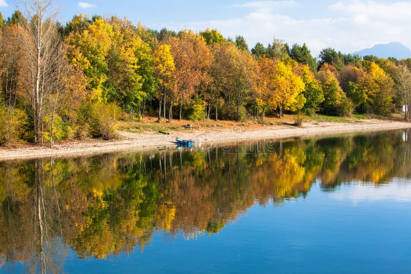 Réflexion de l'eau - lac Liptovska Mara, Slovaquie photographie stock libre de droits Réflexion de l'eau - lac Liptovska Mara, Slovaquie photographie stock libre de droits