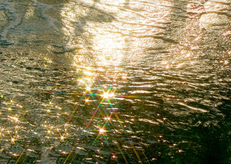 Réflexion de la lumière d'étoile sur l'eau photos libres de droits Réflexion de la lumière d'étoile sur l'eau photos libres de droits