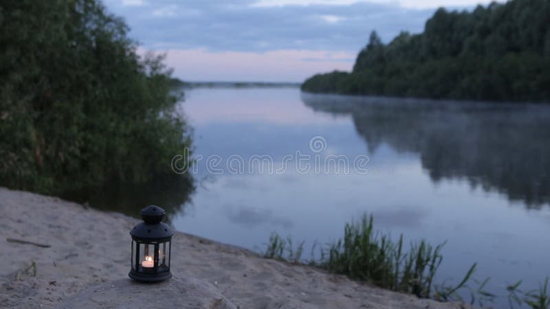 Réflexion de lever de soleil de matin dans la hausse brumeuse de brouillard de l'eau de rivière débordante