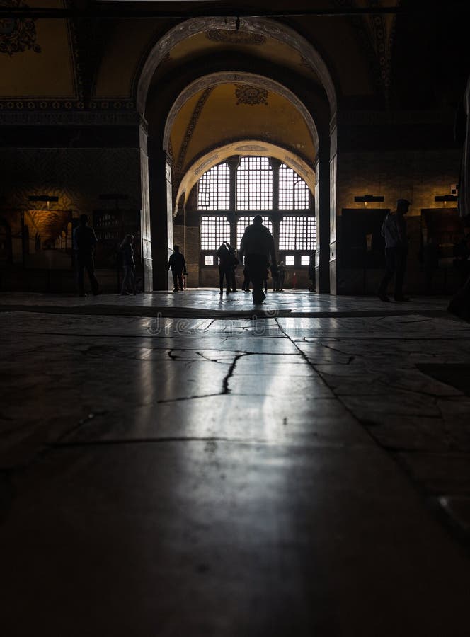 Réflexion de lumière de la fenêtre du plancher dans le temple d'Aya Sofia à Istanbul, Turquie image libre de droits Réflexion de lumière de la fenêtre du plancher dans le temple d'Aya Sofia à Istanbul, Turquie image libre de droits