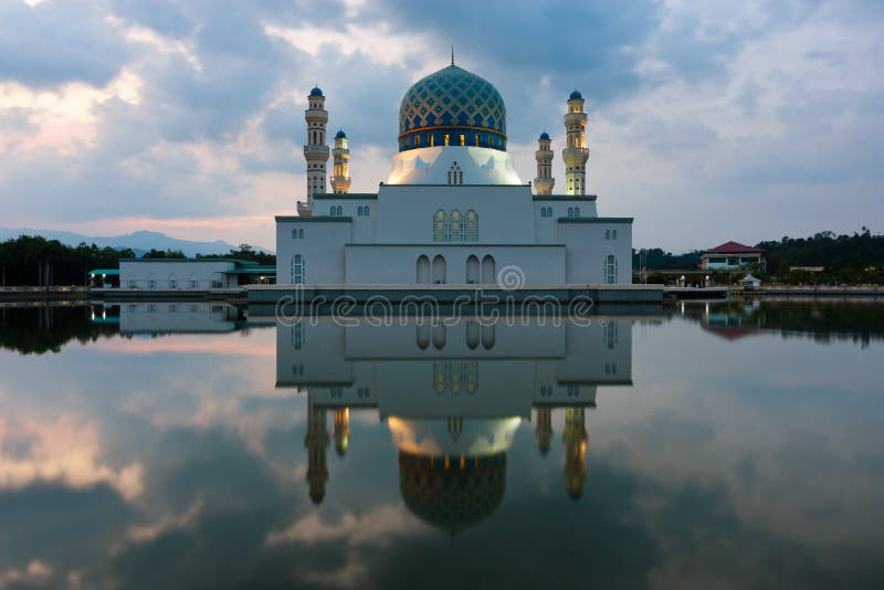 Réflexion de mosquée de ville de Kota Kinabalu dans Sabah, Malaisie est photographie stock libre de droits Réflexion de mosquée de ville de Kota Kinabalu dans Sabah, Malaisie est photographie stock libre de droits