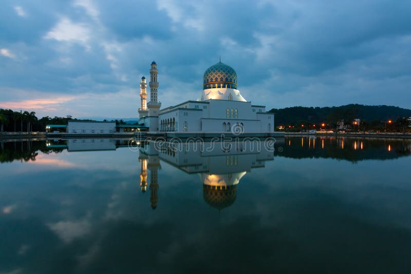 Réflexion de mosquée de ville de Kota Kinabalu dans Sabah, Malaisie est photographie stock Réflexion de mosquée de ville de Kota Kinabalu dans Sabah, Malaisie est photographie stock