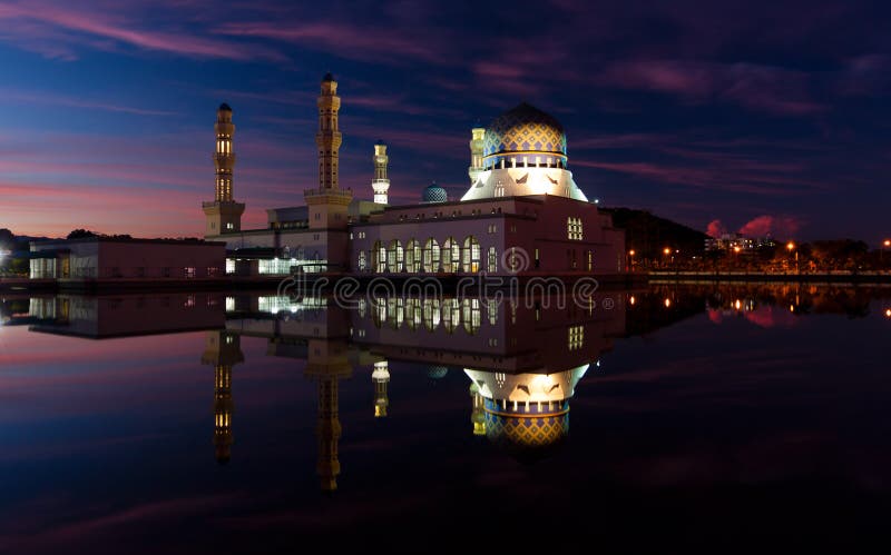 Réflexion de mosquée de ville de Kota Kinabalu à l'aube dans Sabah, Malaisie est image libre de droits Réflexion de mosquée de ville de Kota Kinabalu à l'aube dans Sabah, Malaisie est image libre de droits