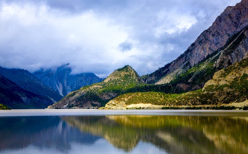 Réflexion de paysage de paysage de plateau image stock Réflexion de paysage de paysage de plateau image stock