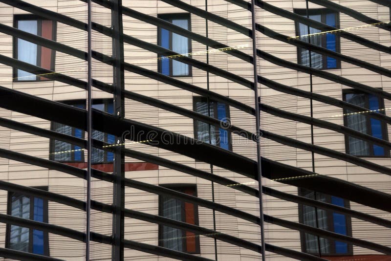 Réflexion de Windows dans un bâtiment près de la ville hal photo stock Réflexion de Windows dans un bâtiment près de la ville hal photo stock