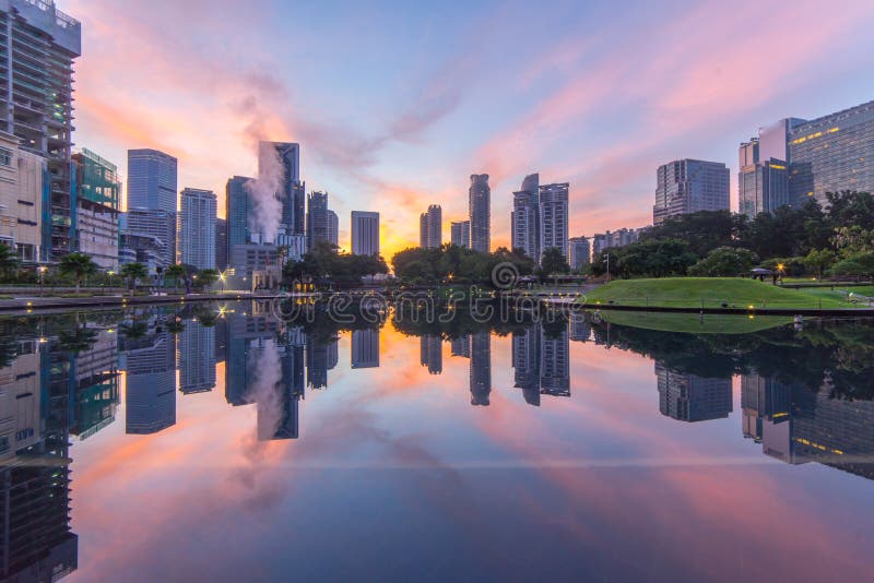 Réflexion des bâtiments entourant le lac de KLCC image libre de droits